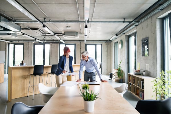 Dos personas hablando sobre negocios