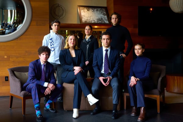 jóvenes estudiantes de cessa