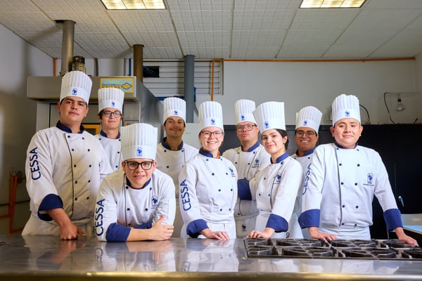 Grupo de estudiantes de CESSA en cocina