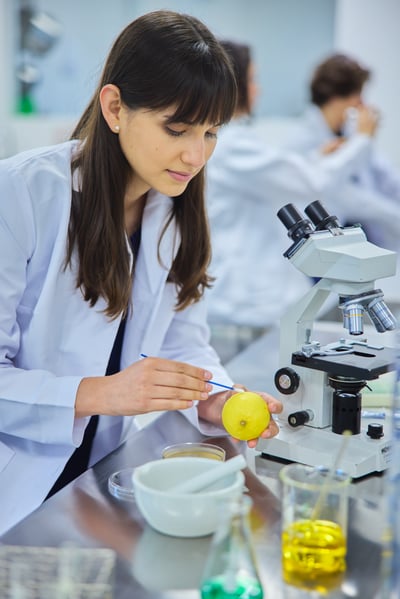 Alumna en laboratorio CESSA