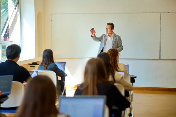 Grupo de alumnos en clase con maestro