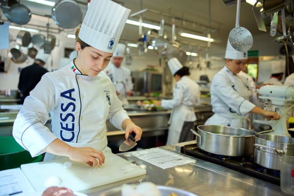 Estudiante de CESSA en cocina