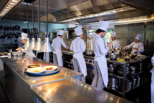 Grupo de estudiantes de CESSA trabajando en la cocina