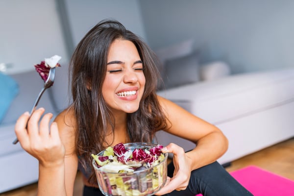 Mujer comiendo ensalada saludable