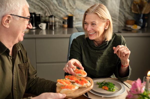 Adultos mayores con alimentos