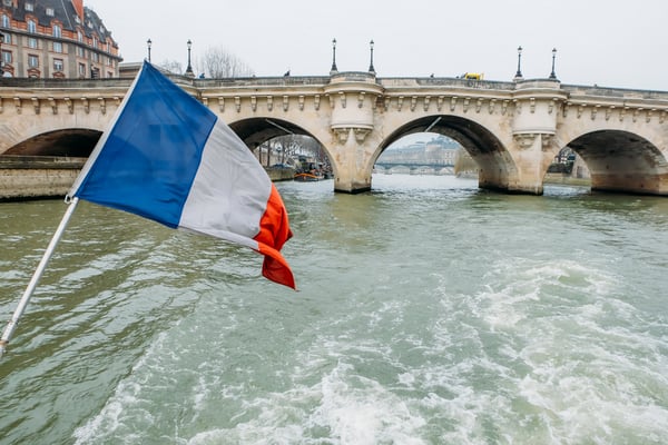 french-flag-on-the-river-seine-in-paris-france-2024-10-18-07-21-59-utc