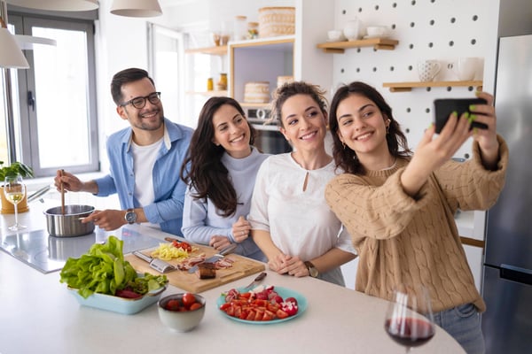 Grupo de jovenes sonriendo en cocina