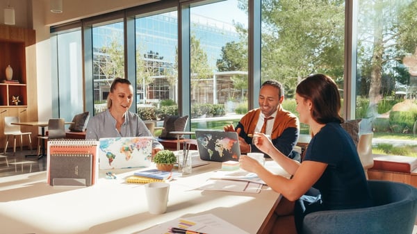 Grupo de personas en oficina