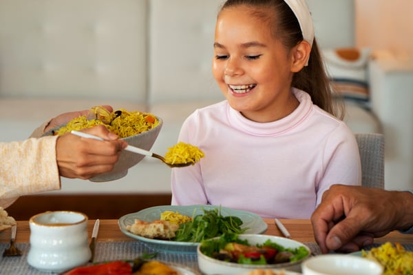Niña sonriendo con alimentos