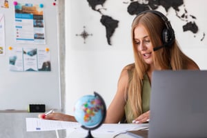 Mujer trabajando en agencia de viajes