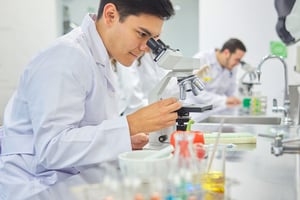  Alumno usando un microscopio