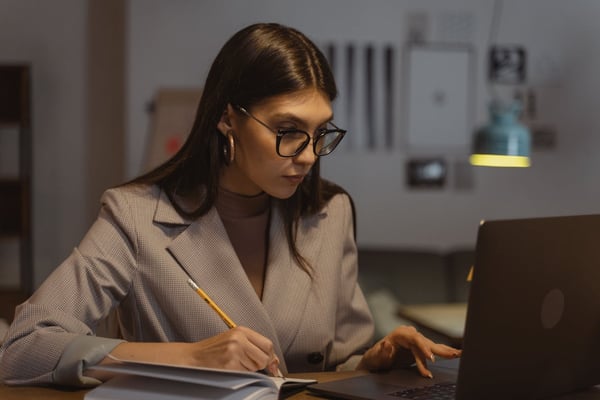 Mujer analizando datos en computadora