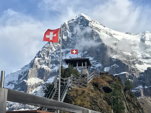 Bandera suiza en montaña