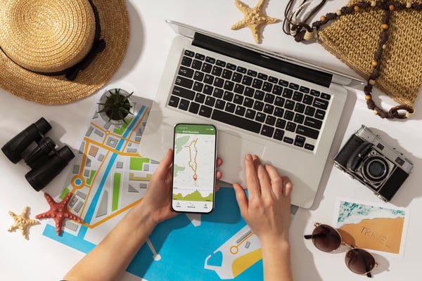 Vista de smartphone y computadora