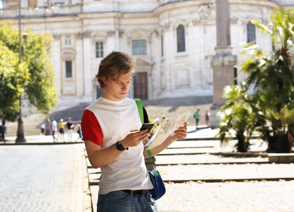 Turista revisando mapa en ciudad
