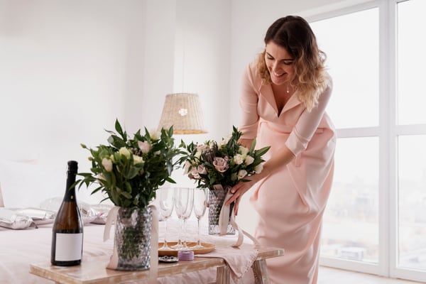 Mujere realizando preparativos para boda